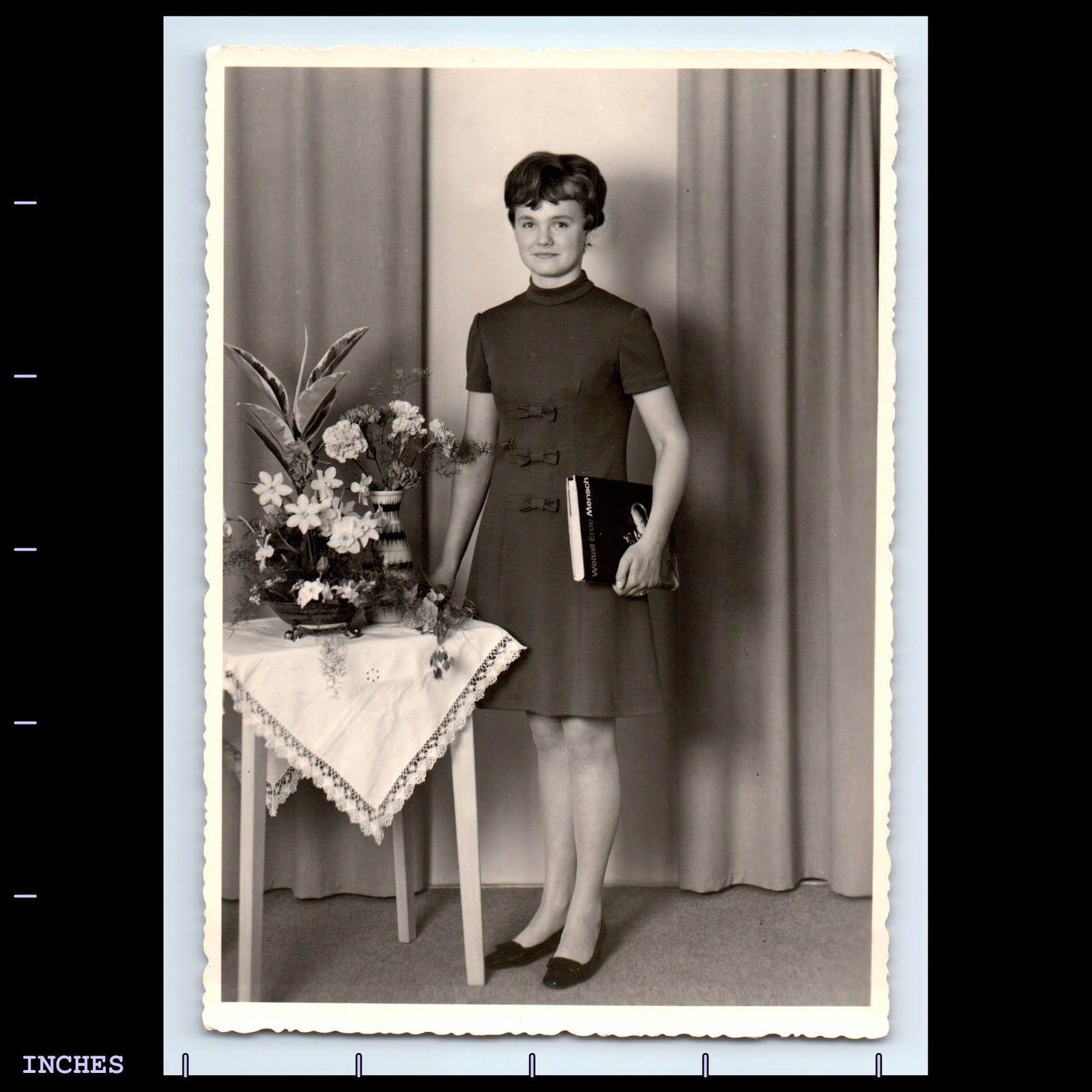 Vintage Photo WOMAN WITH BOOK WELTALL ERDE MENSCH LUISE VOIGT