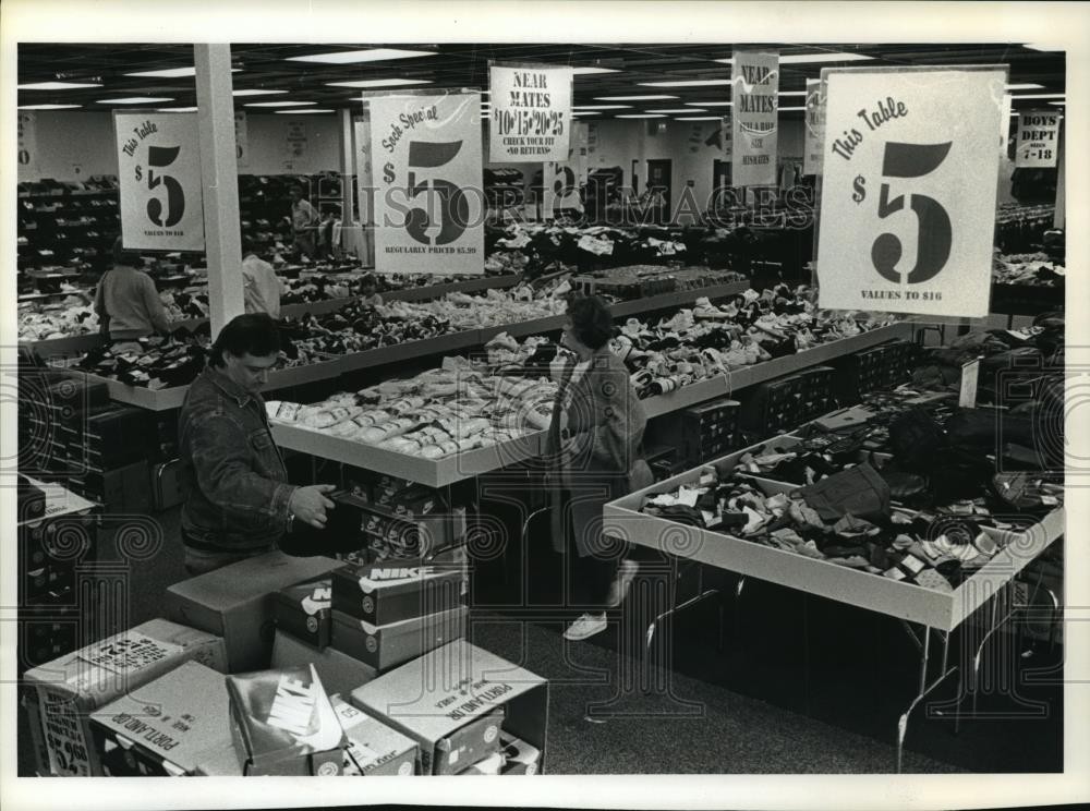 1993 Press Photo World’s Greatest Price store opens in Milwaukee as an outlet