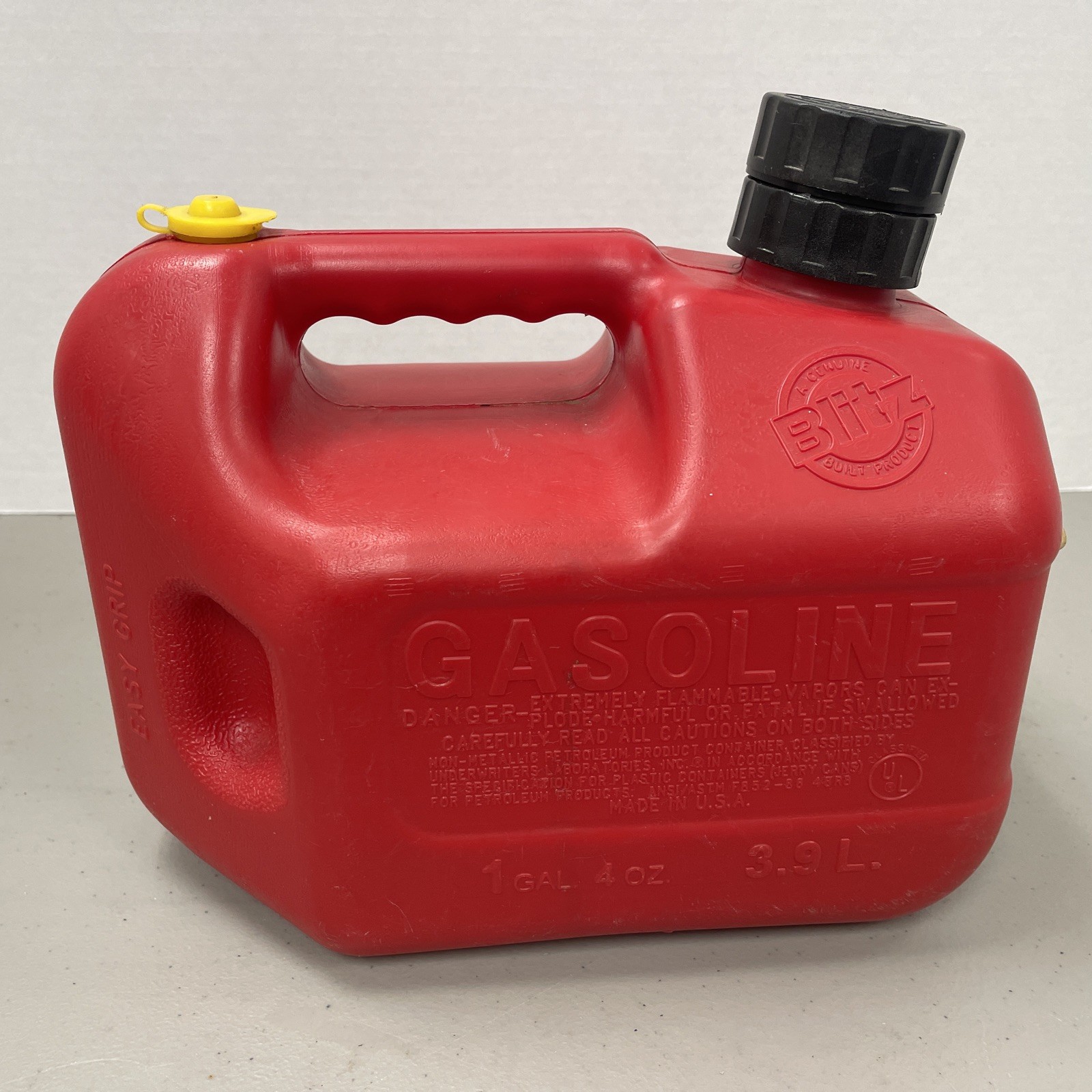 Vintage Blitz 1 Gal 4oz. Vented Gas Can w/Cap & Spout Pre Ban #11805