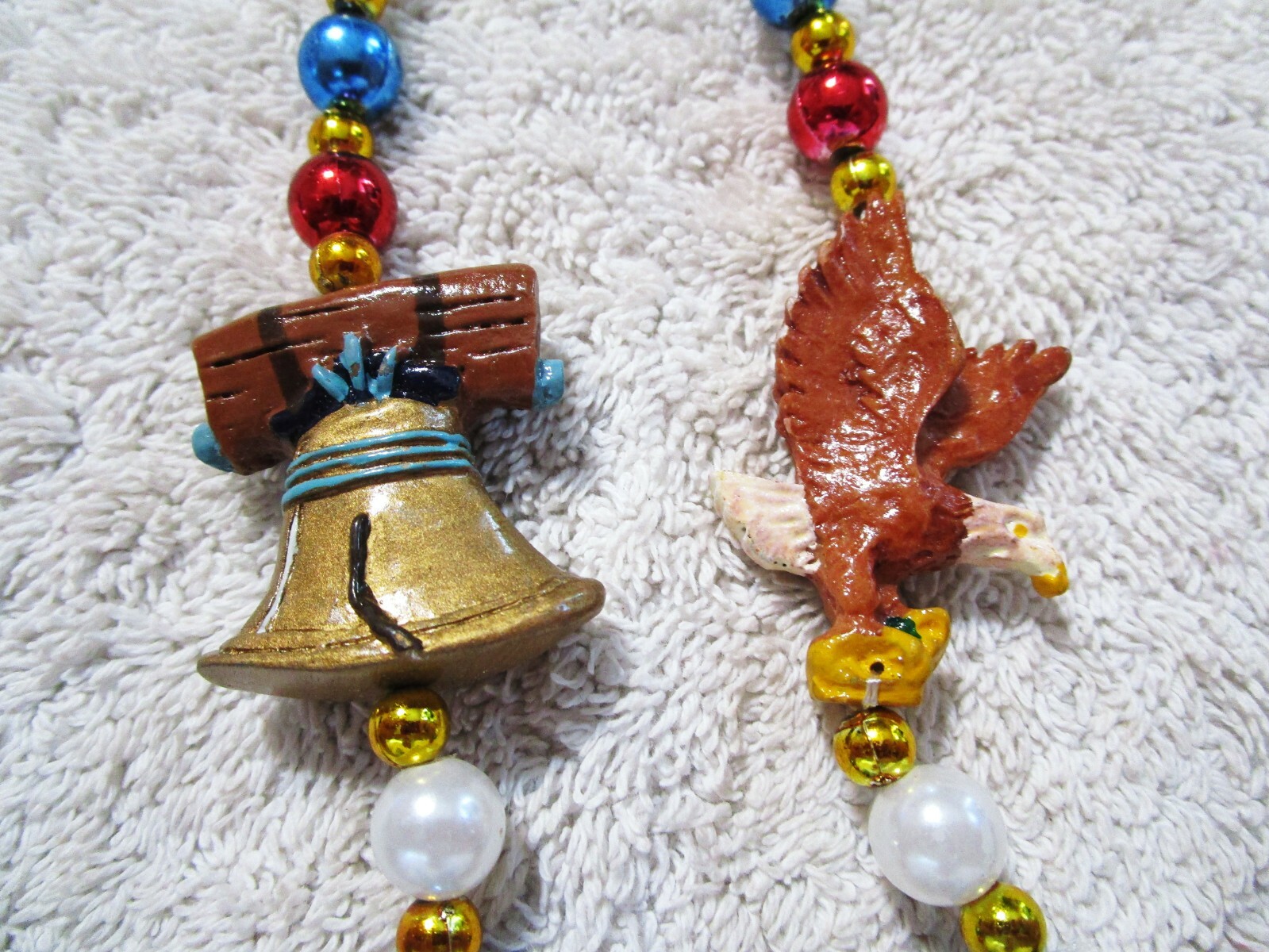 “AMERICAN FLAGS – LIBERTY BELL – EAGLE” MARDI GRAS RWB NECKLACE BEAD USA (B229)