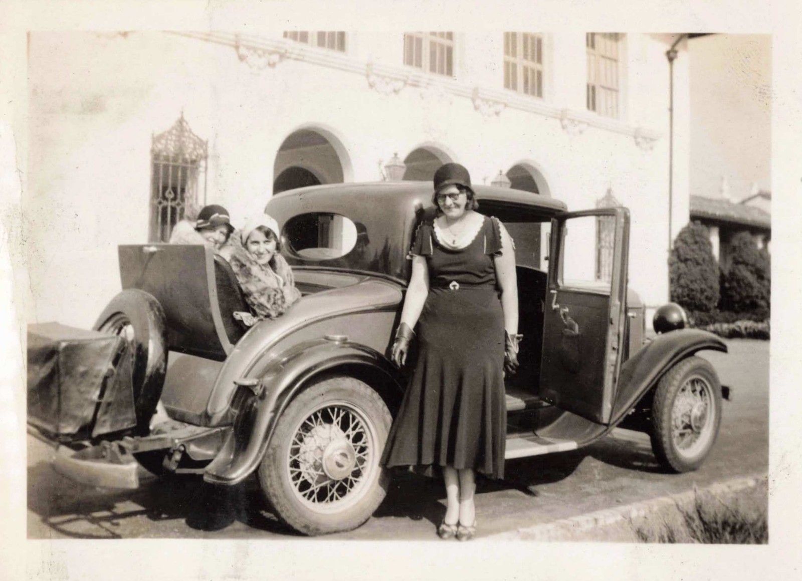 VTG Photo Beautiful Women Antique Car Rumble Seat Coupe Travel Fashion