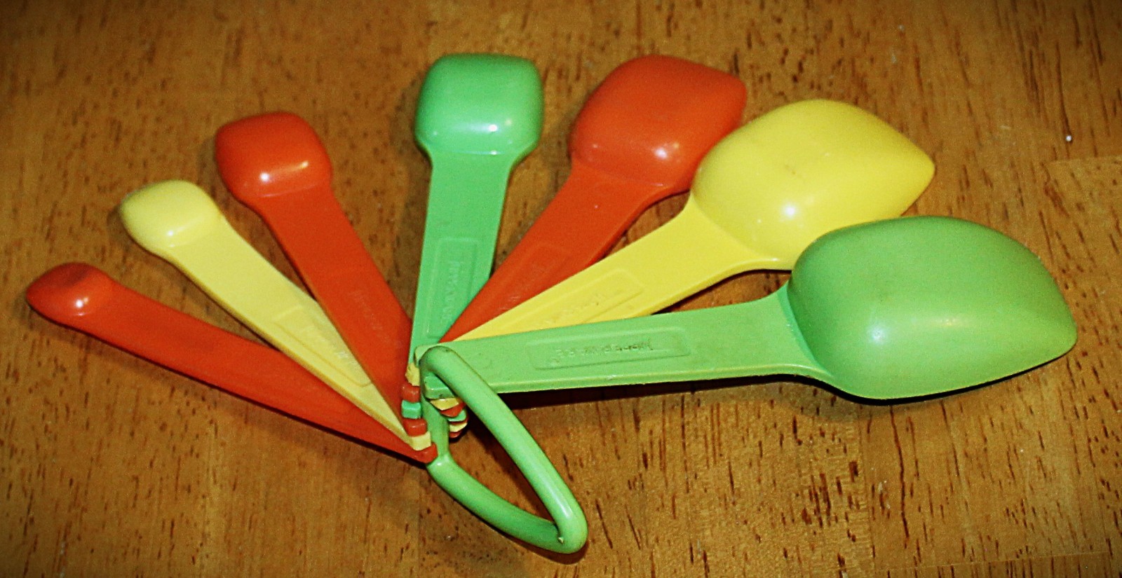 Tupperware ~ 7 PC RAINBOW NESTING MEASURING SPOON SET + RING – #1272 – 1980’S