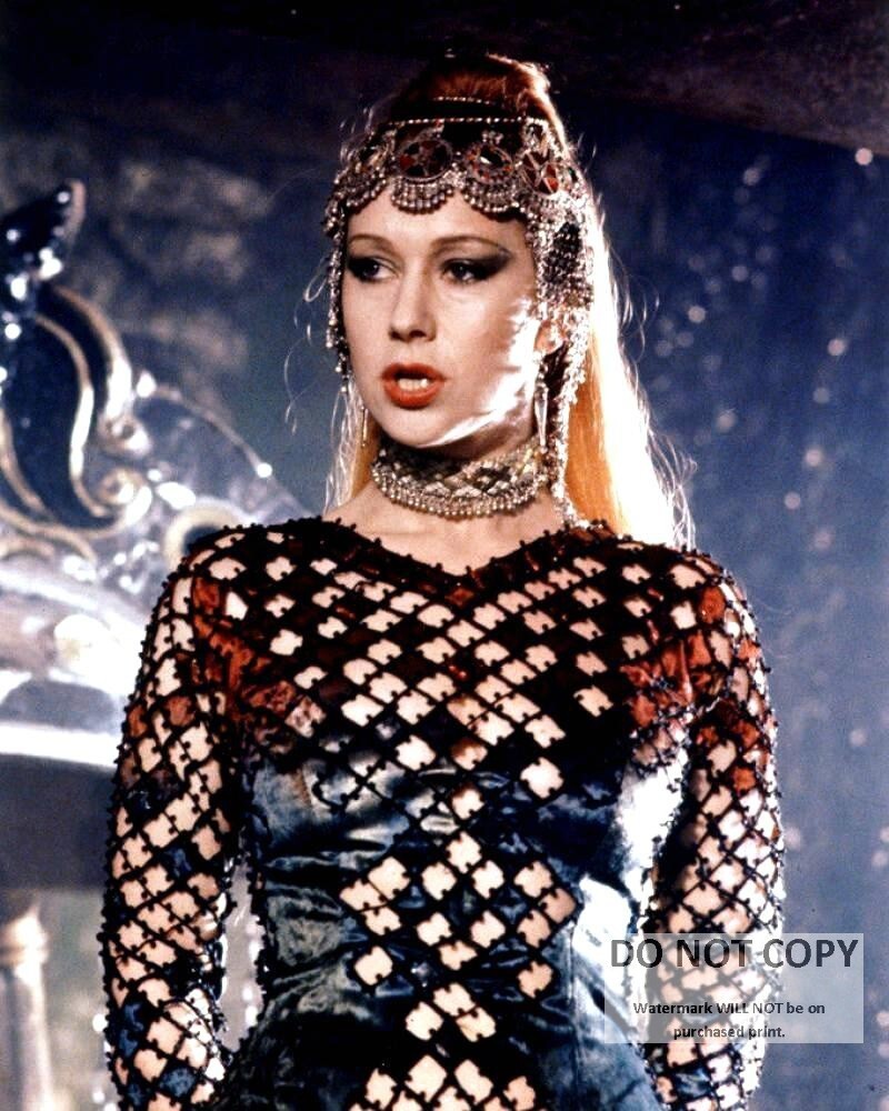 HELEN MIRREN IN “EXCALIBUR” – 8X10 PUBLICITY PHOTO (ZZ-777)