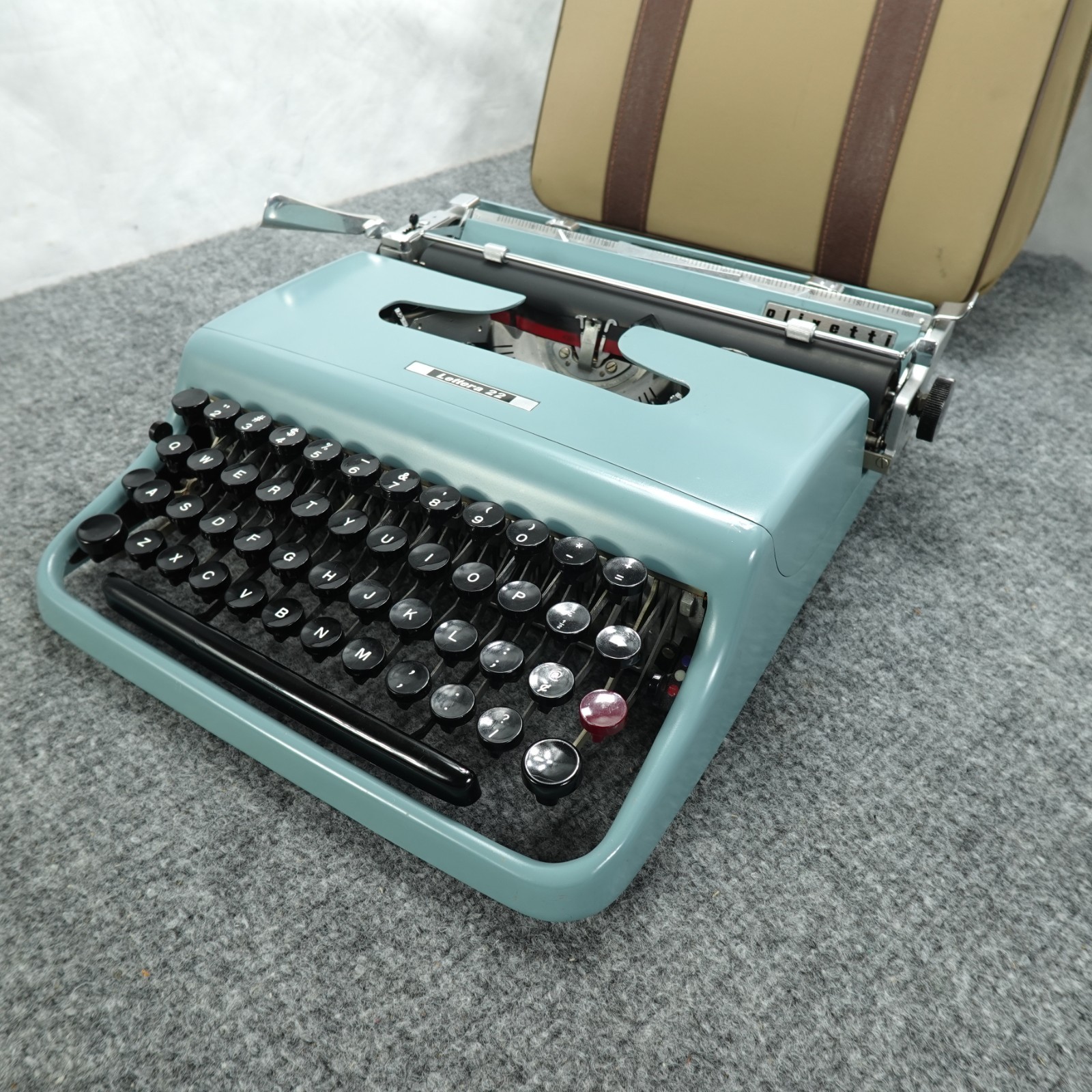Olivetti Lettera 22 Typewriter Portable Made In Italy W/ Case New Ink 1959 Elite