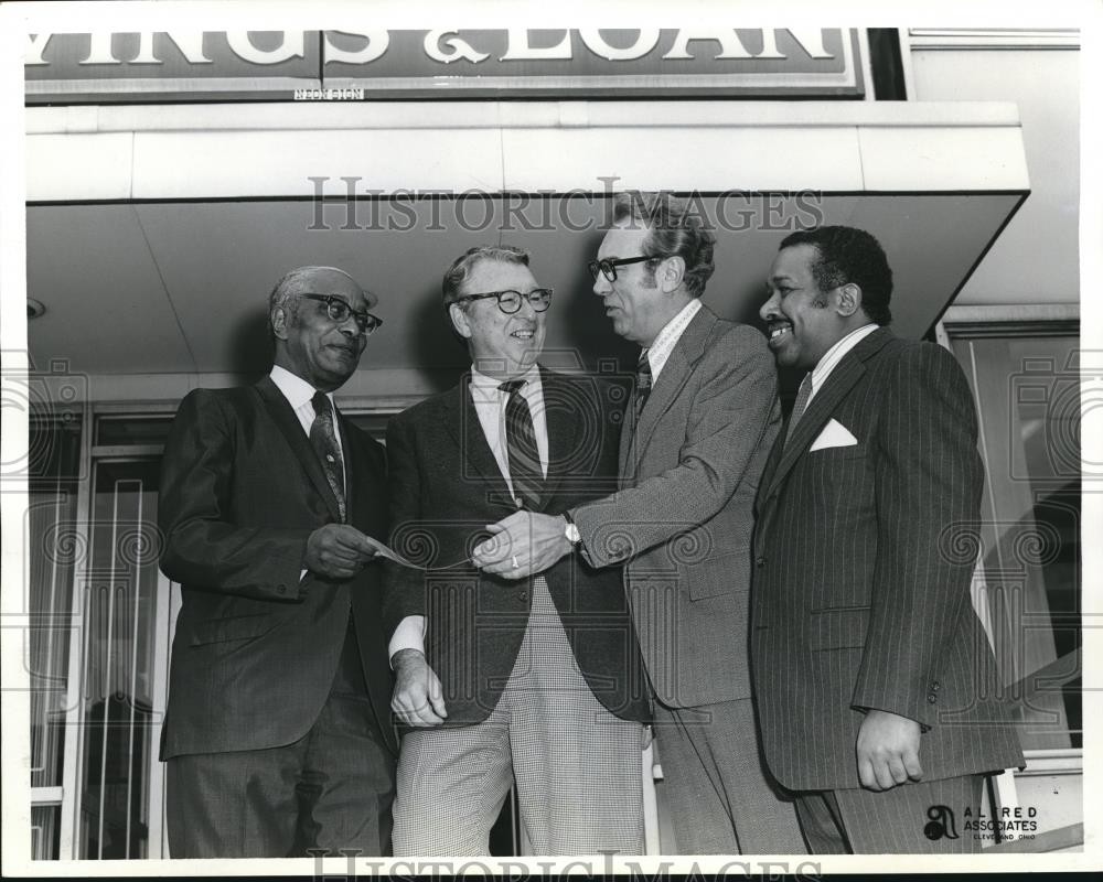 1972 Press Photo Morris turns over an initial check deposit to Quincy Bank pres.