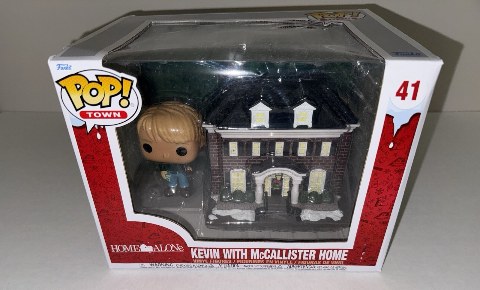 Home Alone Kevin with McCallister Home POP Town 41 Funko Slight Box Damge