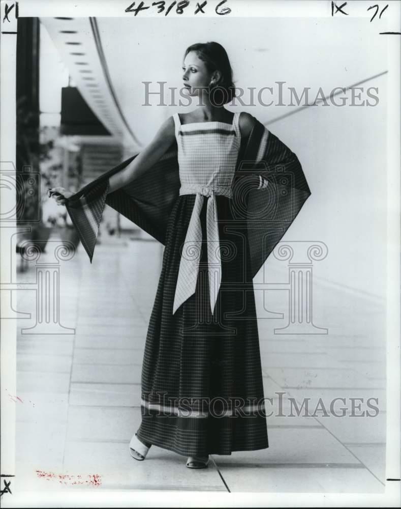 1977 Press Photo Fashion – Shawl over a casual dress by Dalton’s James Kenrob