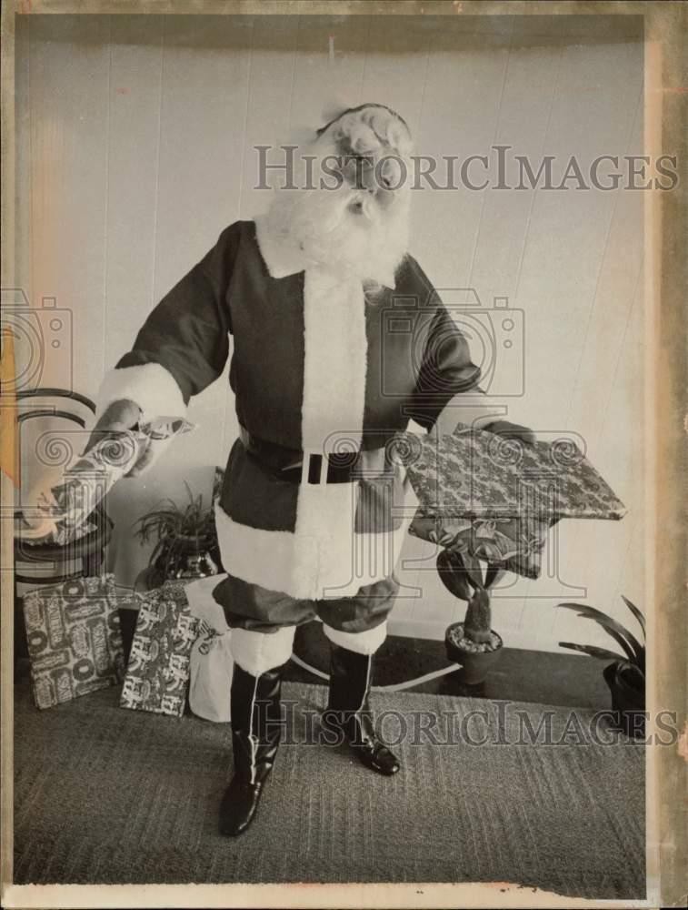 1981 Press Photo Santa Claus poses with some of the Christmas gifts – lra24367