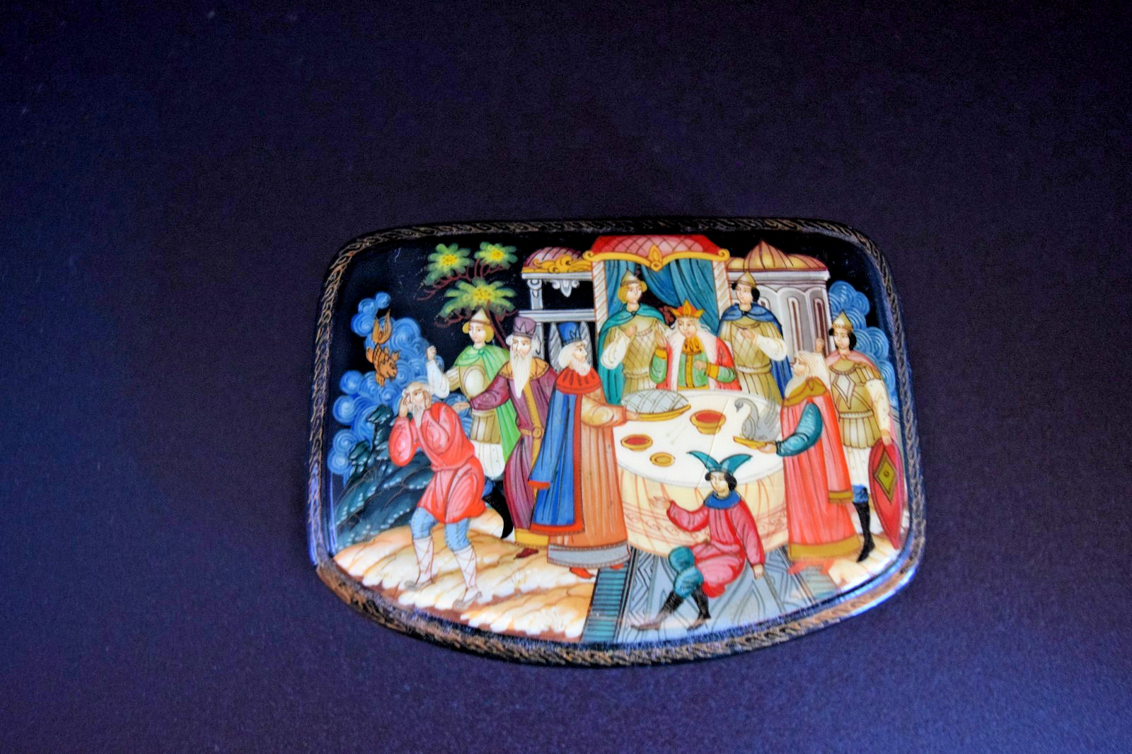Genuine VTG Palekh Russian Lacquer Box, signed, rectangular rounded – stunning