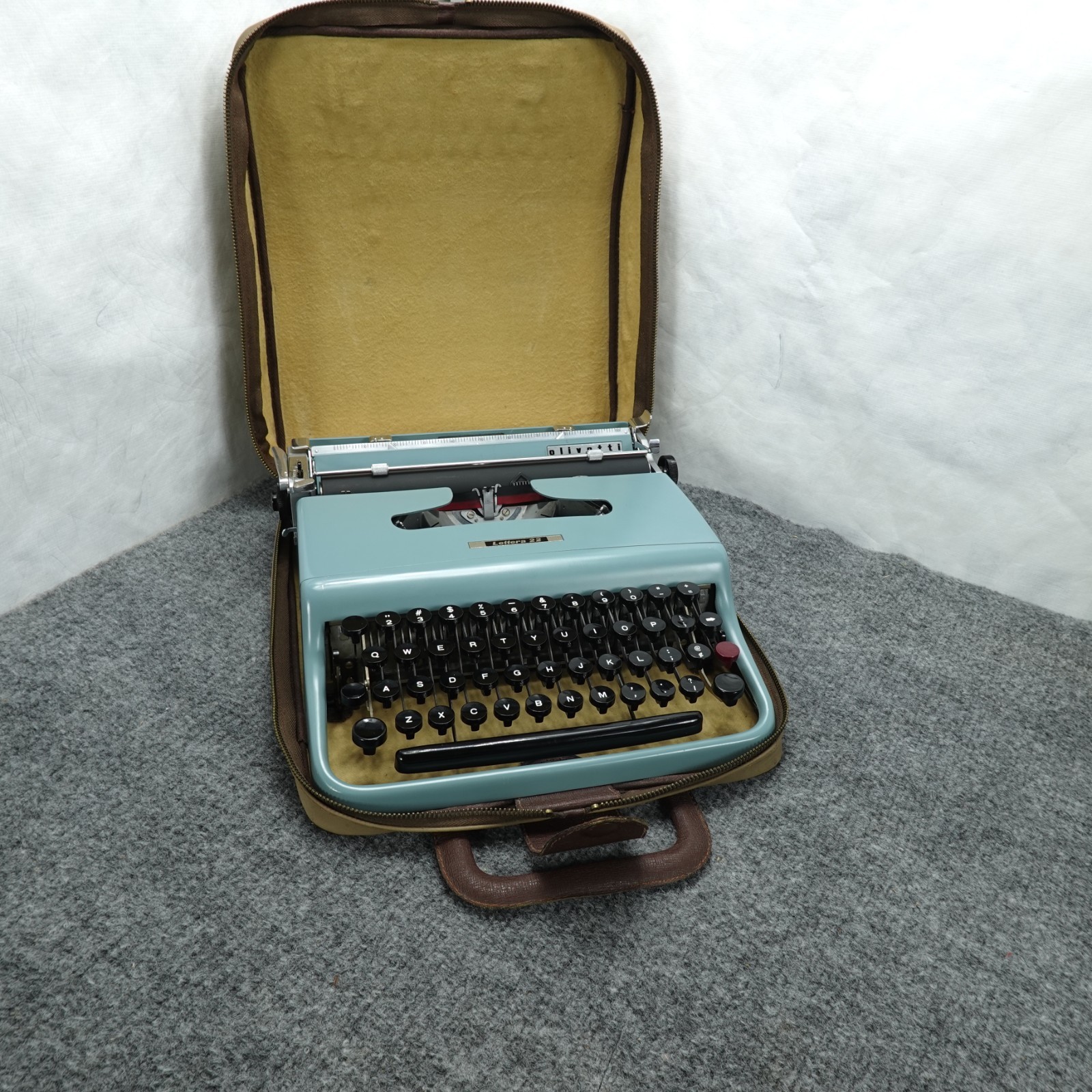Olivetti Lettera 22 Typewriter Portable Made In Italy W/ Case New Ink 1959 Elite
