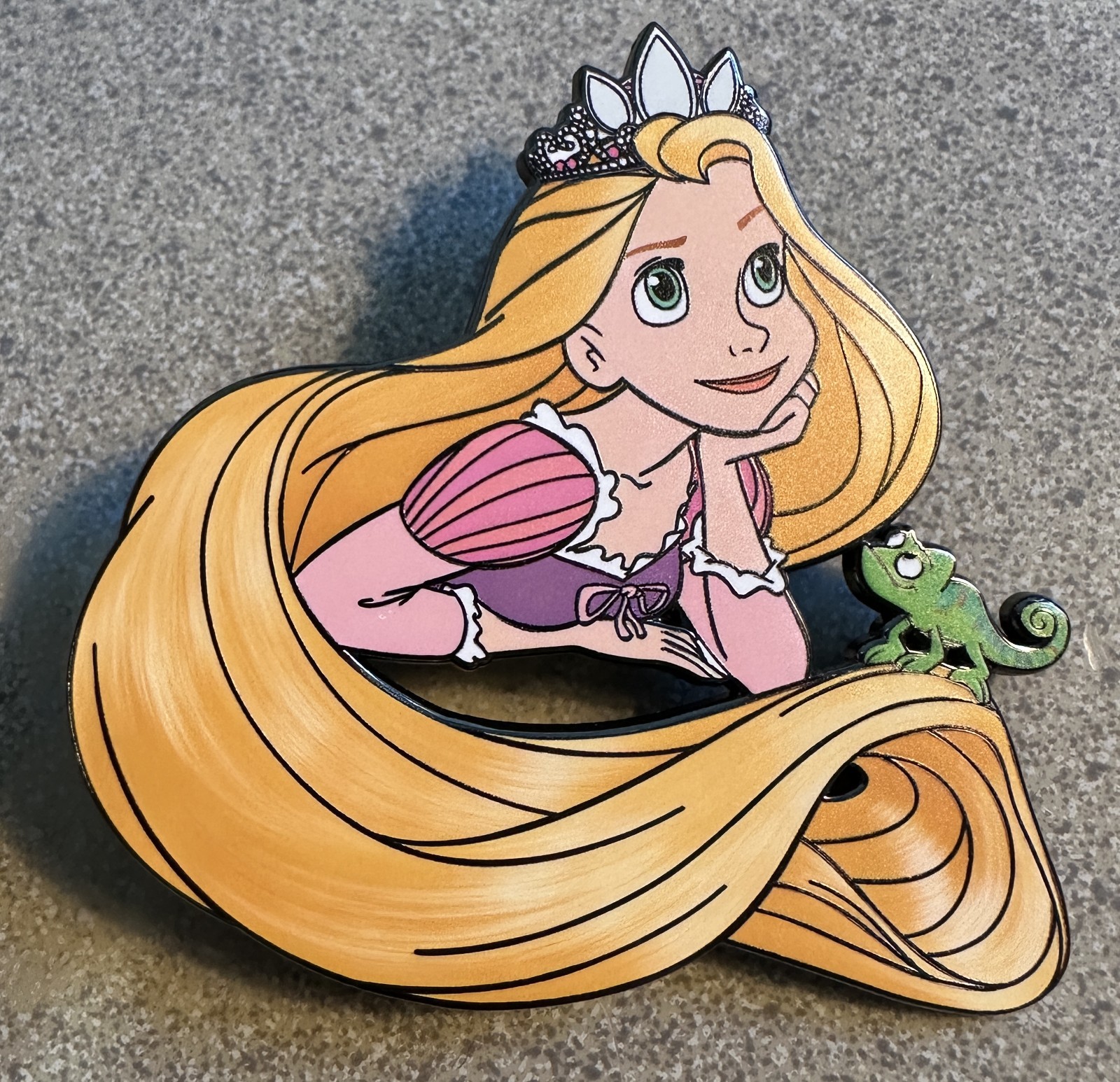 PIN RAPUNZEL & PASCAL 3″ JUMBO FANTASY PRINCESS STARING NEW TANGLED