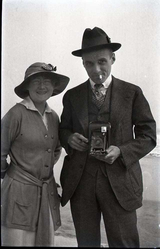 a24 Negative 1930’s Couple Man Camera Beach 953a