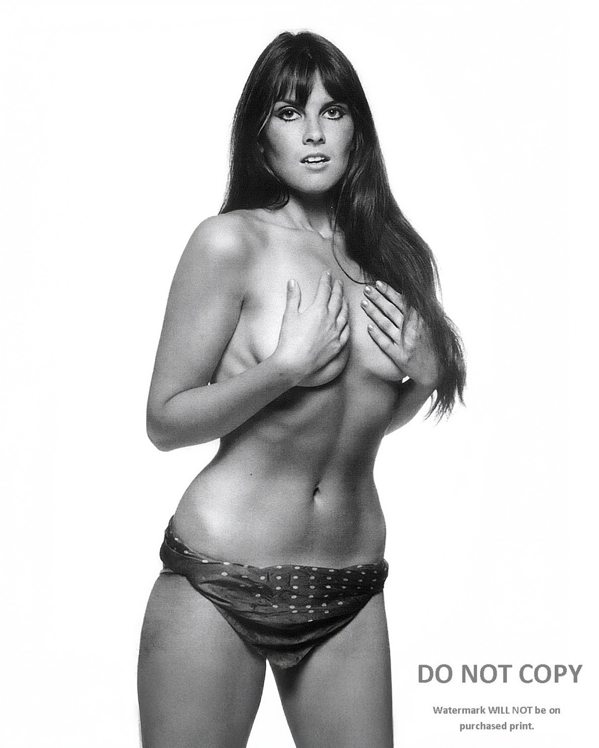 ACTRESS CAROLINE MUNRO PIN UP – 8X10 PUBLICITY PHOTO (SP-335)