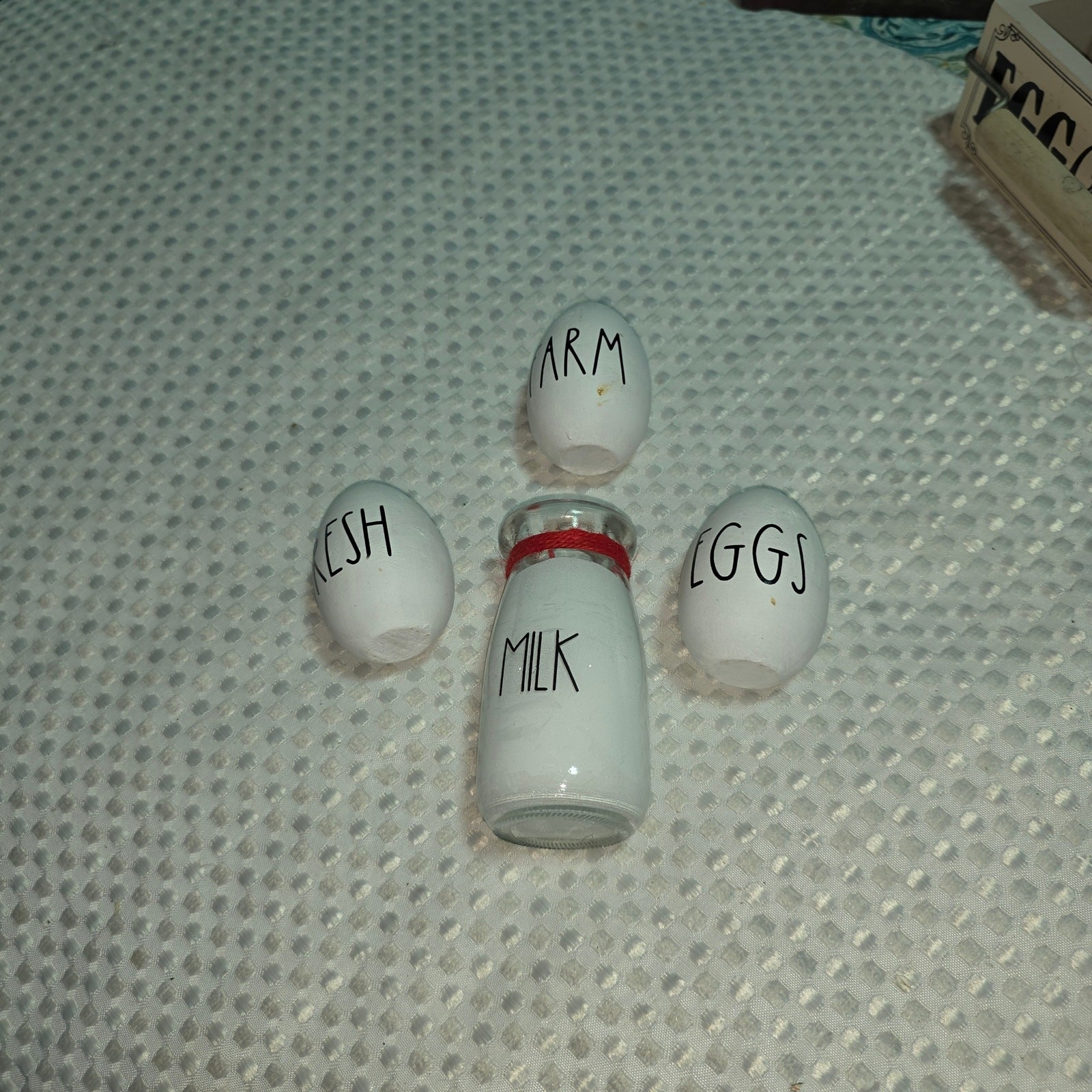 COUNTRY DECOR Set OF 4 (3 EGGS 1 MILK BOTTLE SET