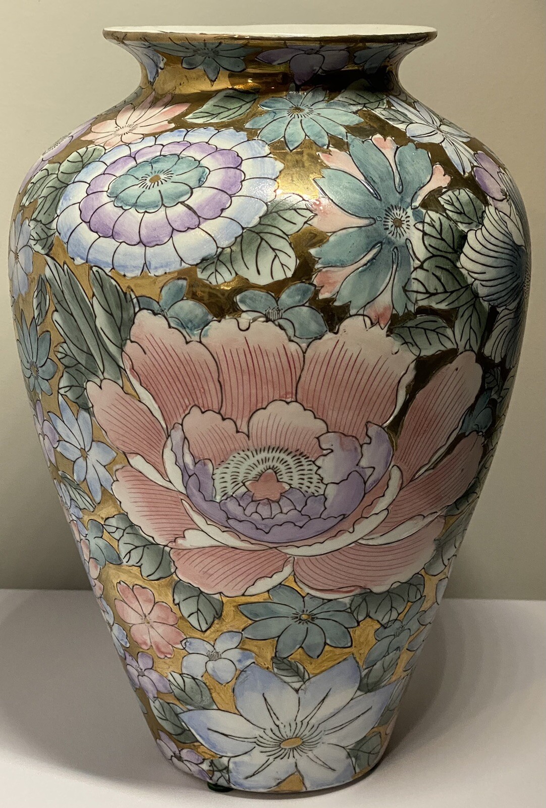 Toyo Peony Flower Vase Gold Accent Beautiful Colors Excellent Used Condit 10.5”T