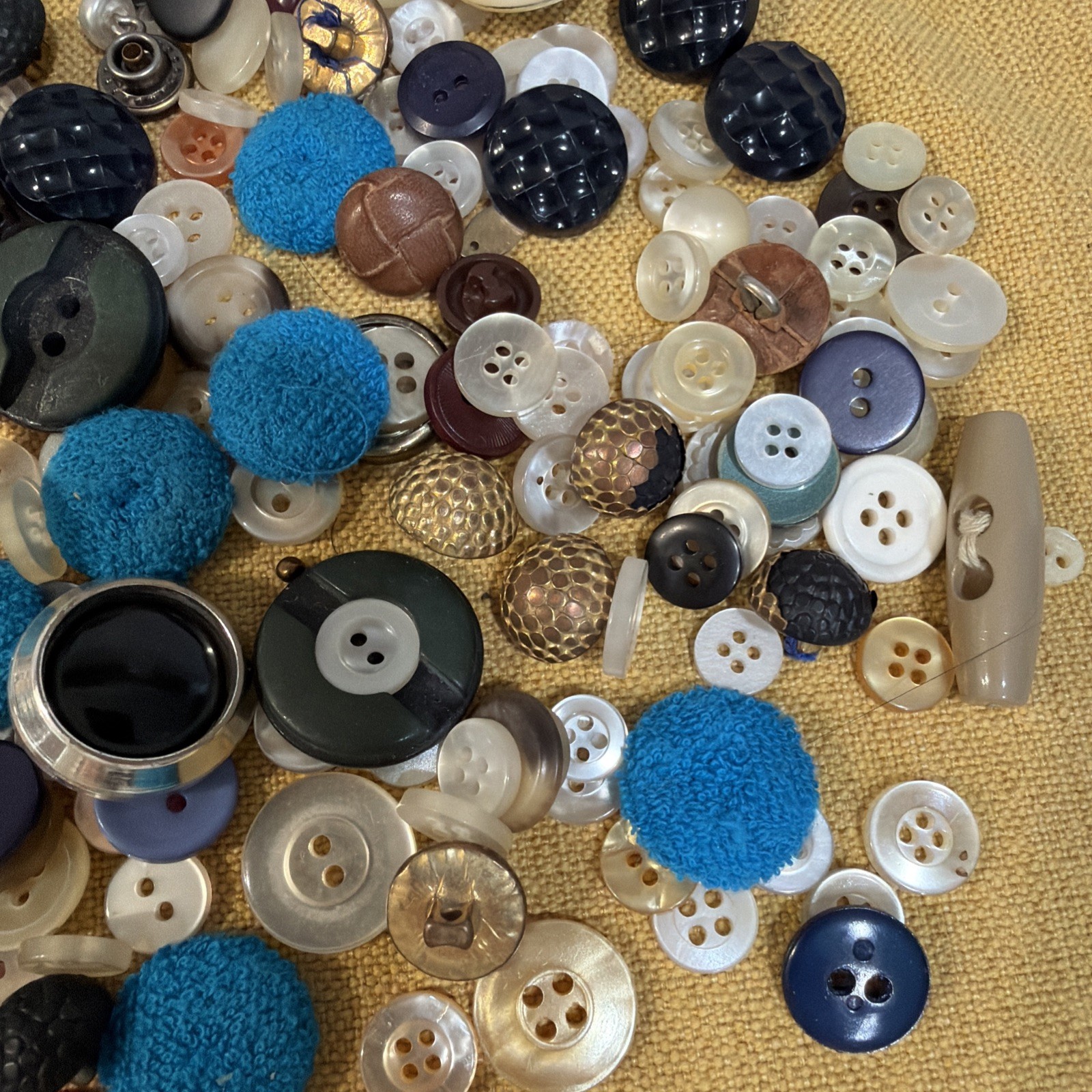 Sewing Buttons Mixed Materials Sizes Colors In Vintage Art Deco Boncilla Tin
