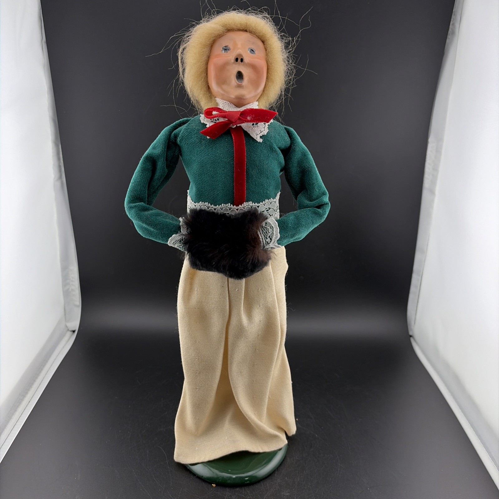 1989 Byers Choice Caroler Retired Caroler Woman with Green Dress and Red