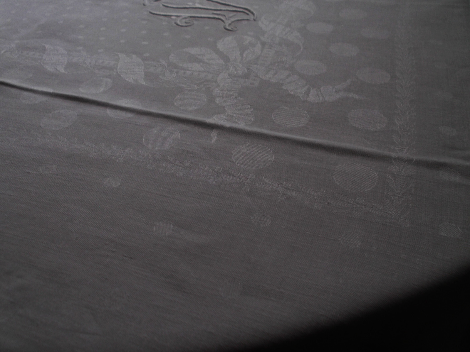 Table Set 20th Damask Pattern Applied Tablecloth 9 8/12ft x 5 6/12ft +12 Napkins