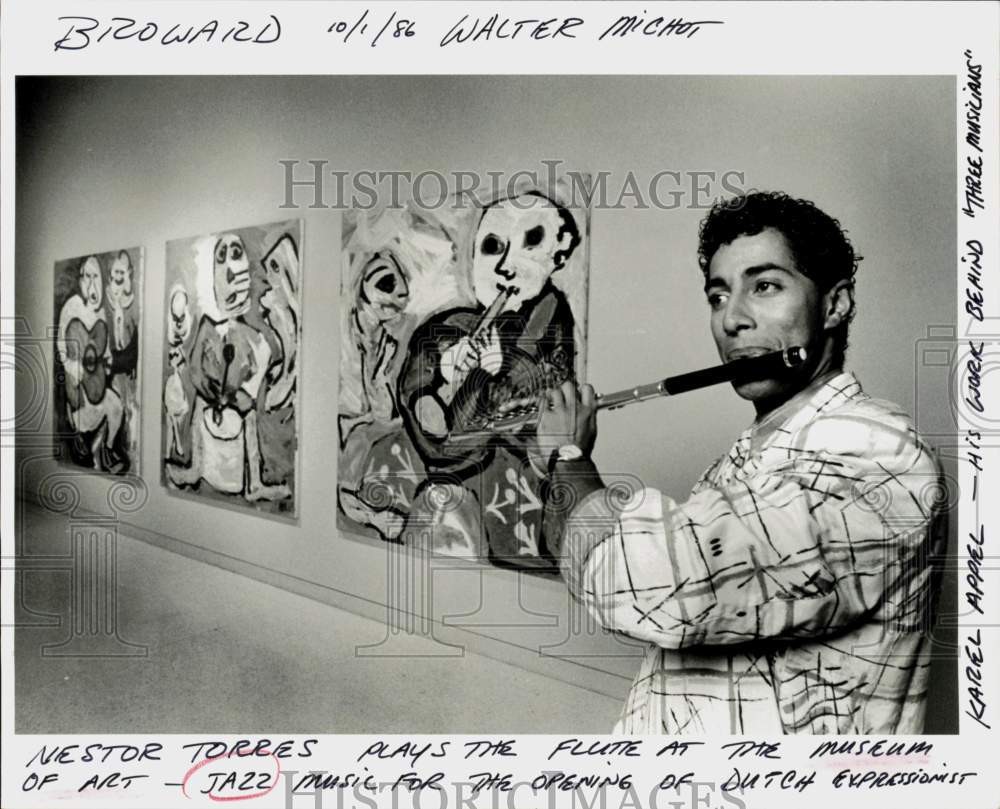 1986 Press Photo Nestor Torres plays the flute at the Museum of Art – lra81225