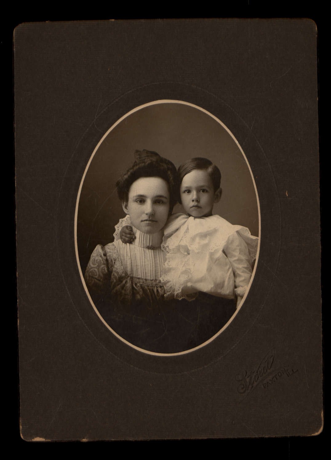 CABINET CARD studio STOUT Paxton ILL * Mom & Child oval cut