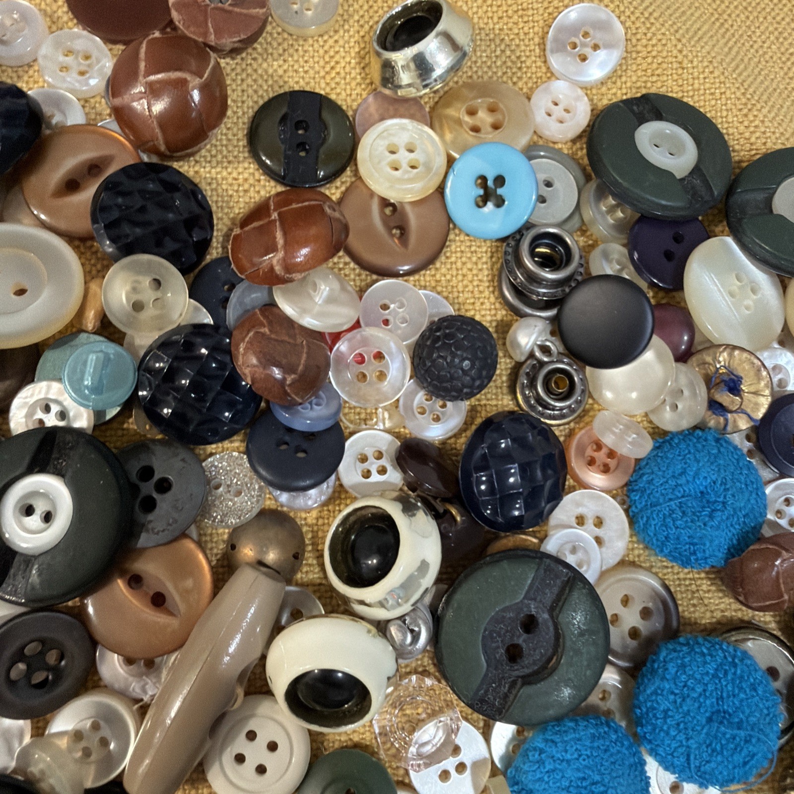 Sewing Buttons Mixed Materials Sizes Colors In Vintage Art Deco Boncilla Tin
