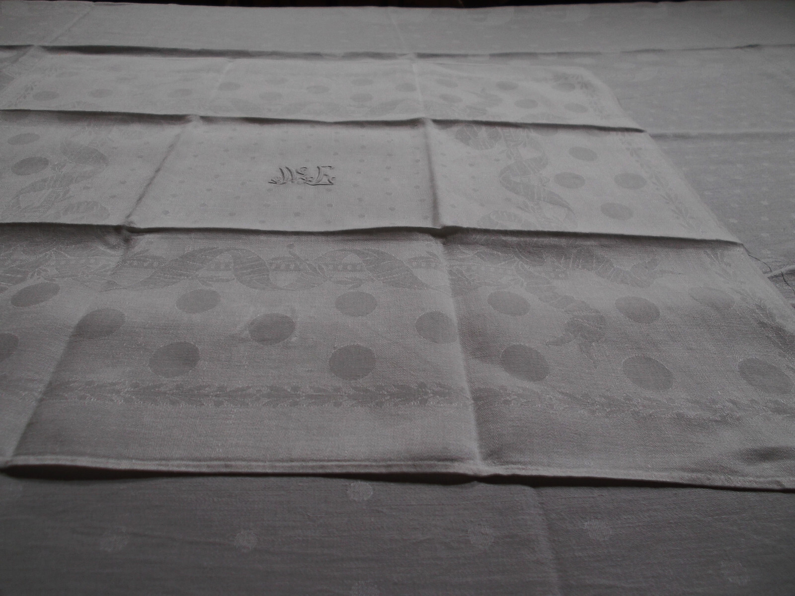 Table Set 20th Damask Pattern Applied Tablecloth 9 8/12ft x 5 6/12ft +12 Napkins