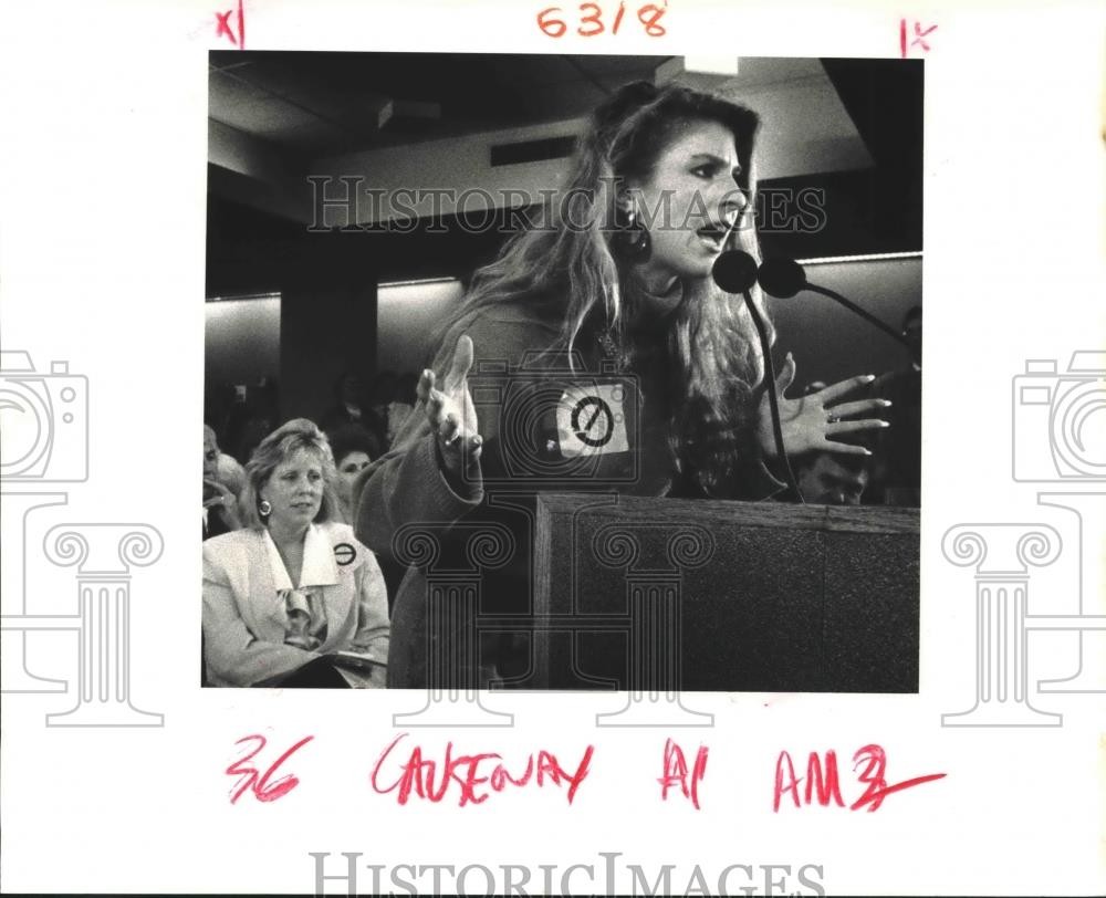 1988 Press Photo Adgia Ballanco speaks out against plan to build elevated road