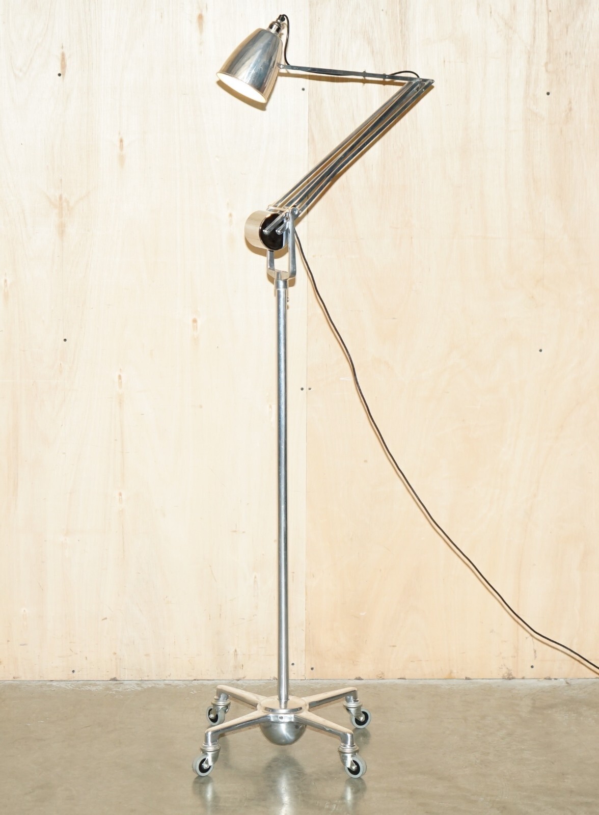 STUNNING ORIGINAL CIRCA 1950’S HANDRILL & HORSTMANN COUNTERPOISE FLOOR LAMP