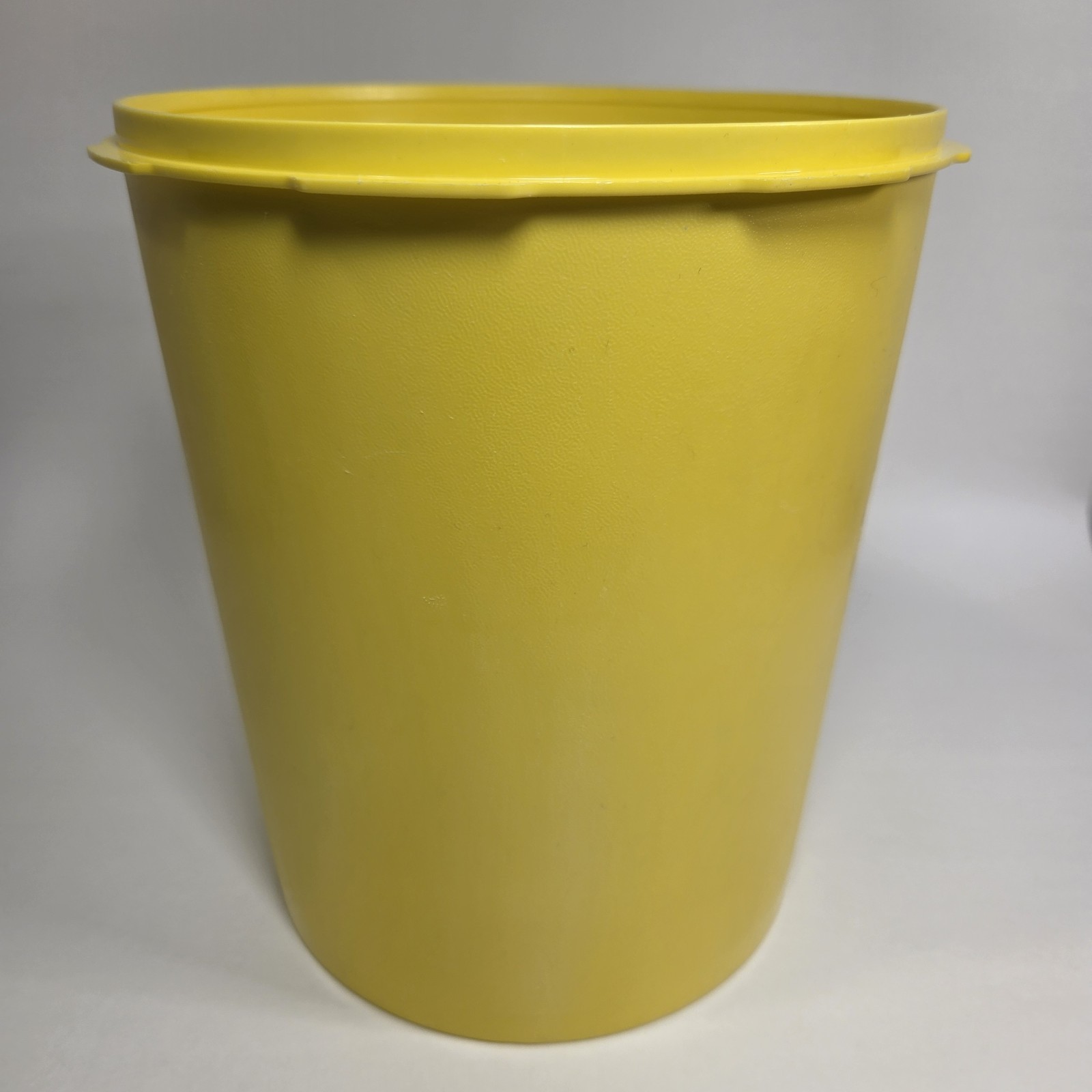 Vintage Tupperware 805 Large 17 Cup Servalier Canister – Yellow – with Lid