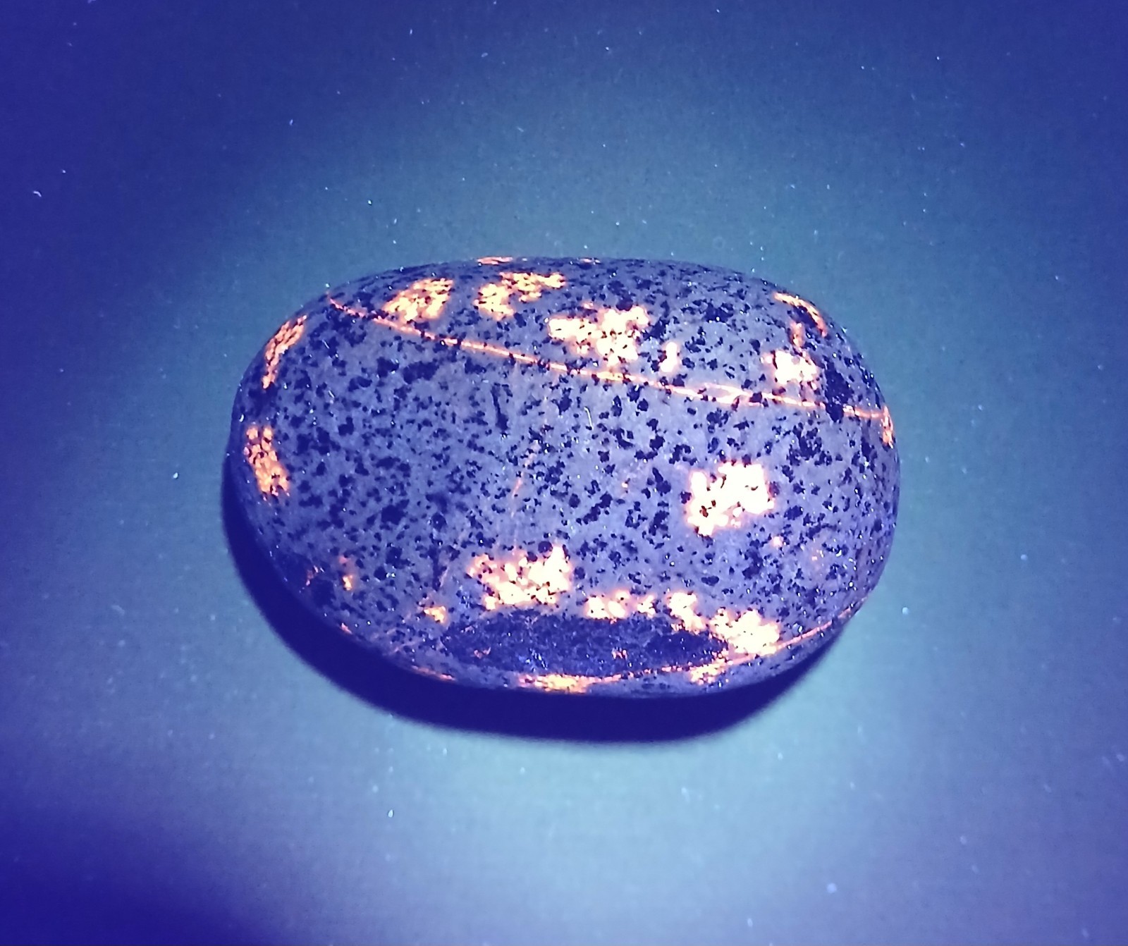 Fluorescent Sodalite (Yooperlite) – 3.8 oz. A Nice Bright Yooperlite