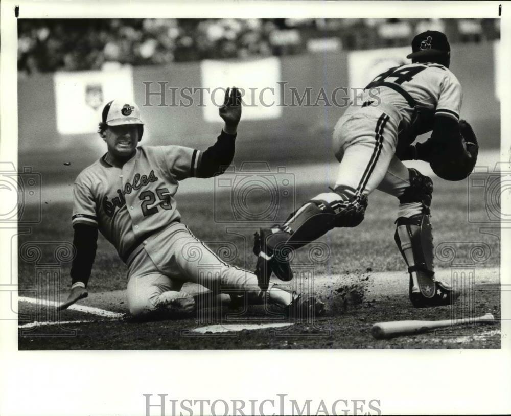 1987 Press Photo Ray Knight is forced at home plate by catcher Rick Demps