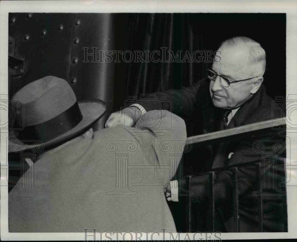 1952 Press Photo Pres.harry Truman struggles with a gate lock at Columbia falls