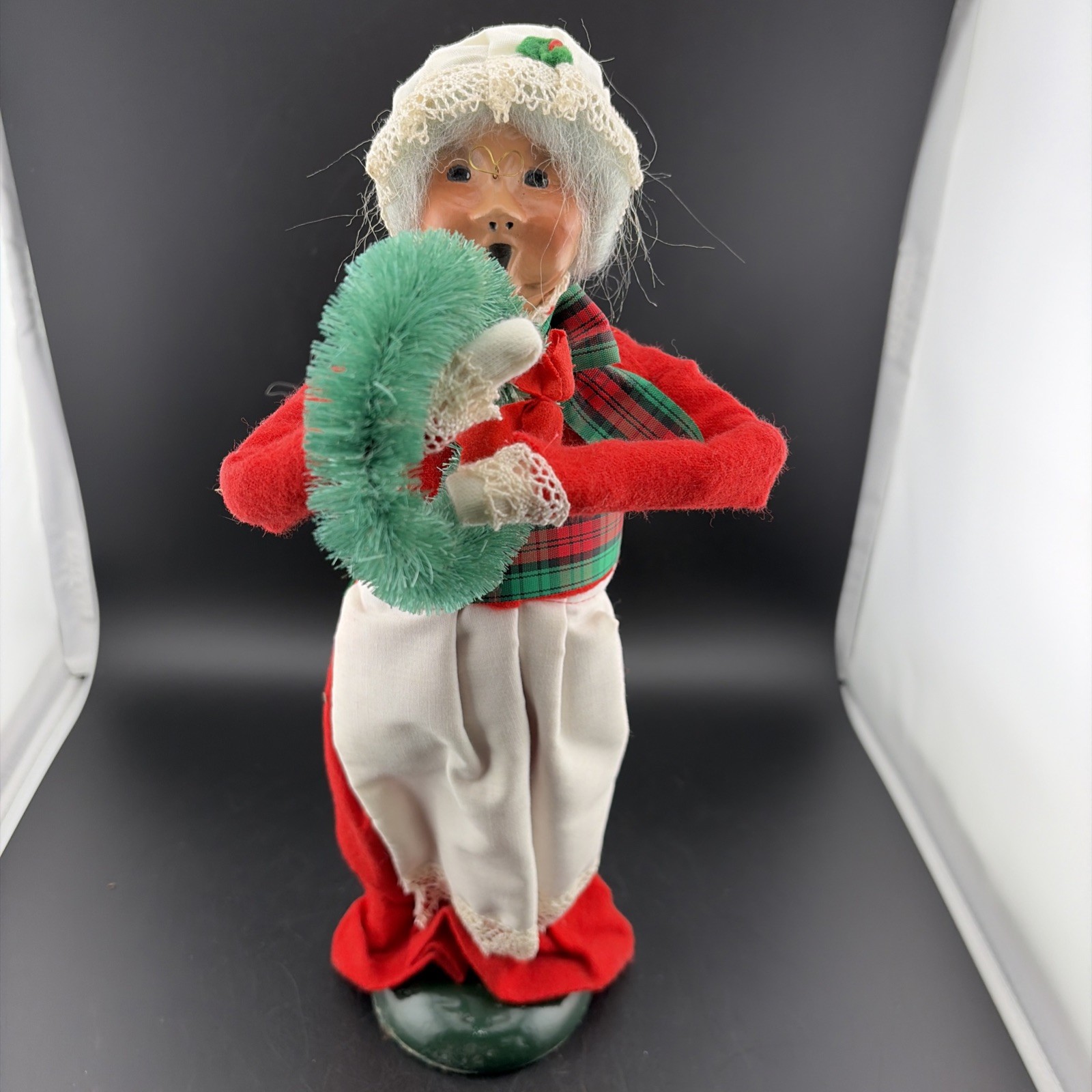 Byers Choice Caroler Mrs. Claus w/Wreath 1987 Retired Christmas USA 13″ Tall