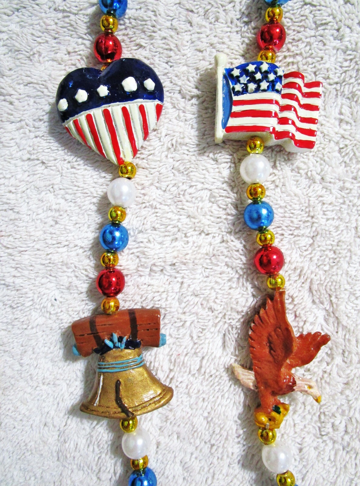 “AMERICAN FLAGS – LIBERTY BELL – EAGLE” MARDI GRAS RWB NECKLACE BEAD USA (B229)