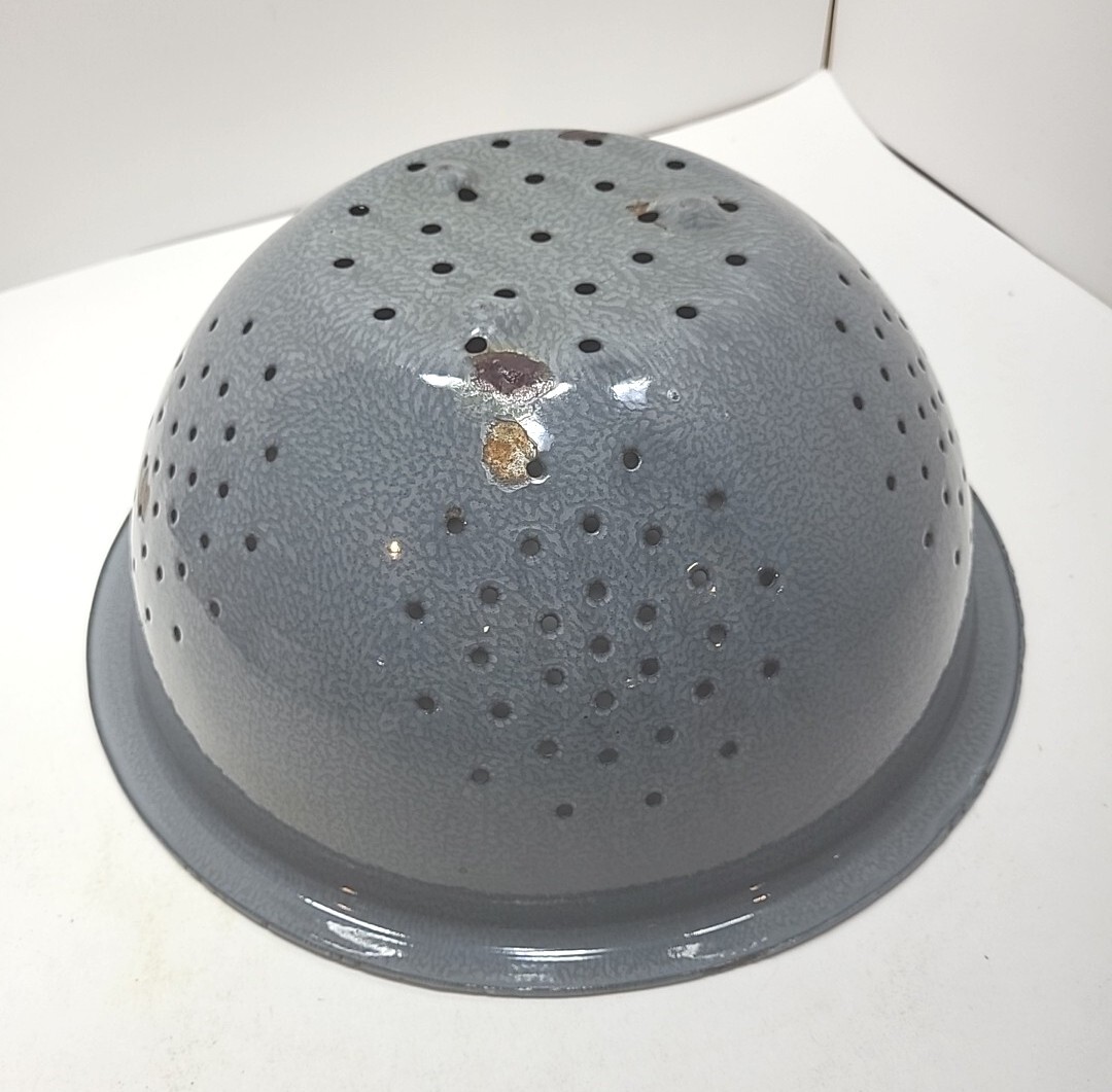 Vintage Enamelware – Granitware Gray Colander 11.125” Dia x 4.75″ Tall