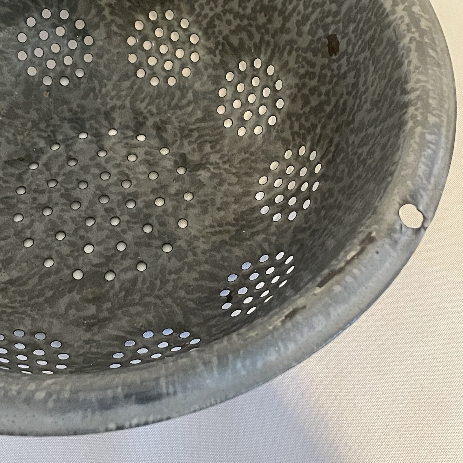 Vintage Enamelware Colander Gray 10.5″ in Diameter Graniteware Farmhouse Rustic