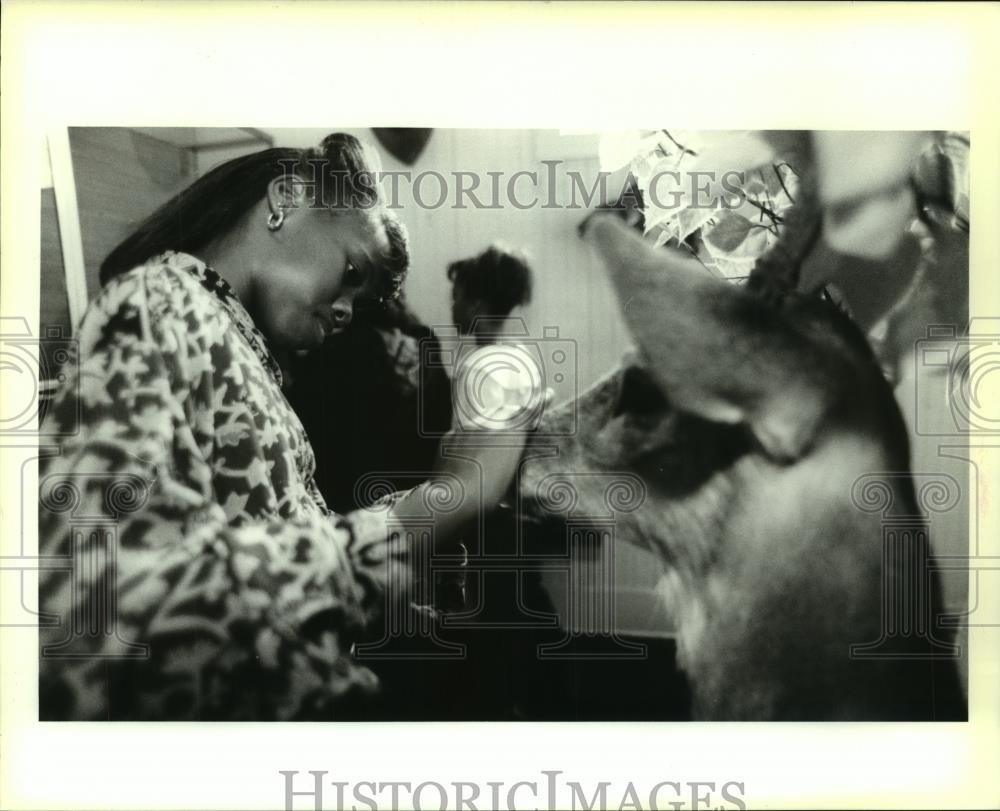 1993 Press Photo Jahida Lewis on a visit to Cytec Wildlife and Fishery Museum.