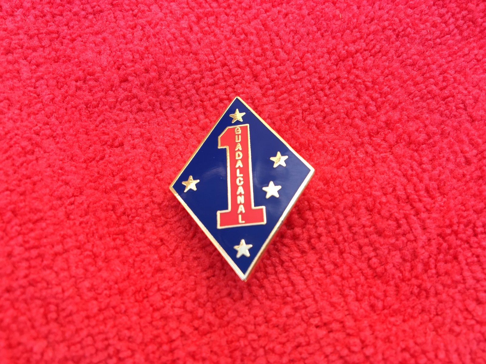 USMC 1ST MARINE DIVISION HAP/LAPEL PIN (GUADALCANAL)