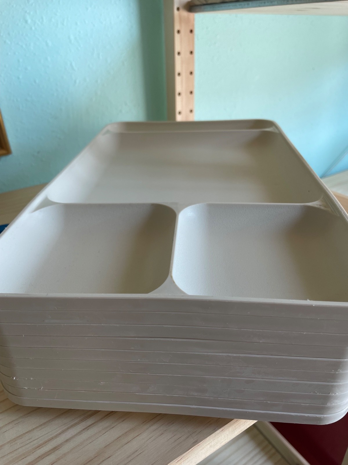 Tupperware Cafeteria Divided Trays TV Camping RV 1535 Ivory Vintage Set Of 10