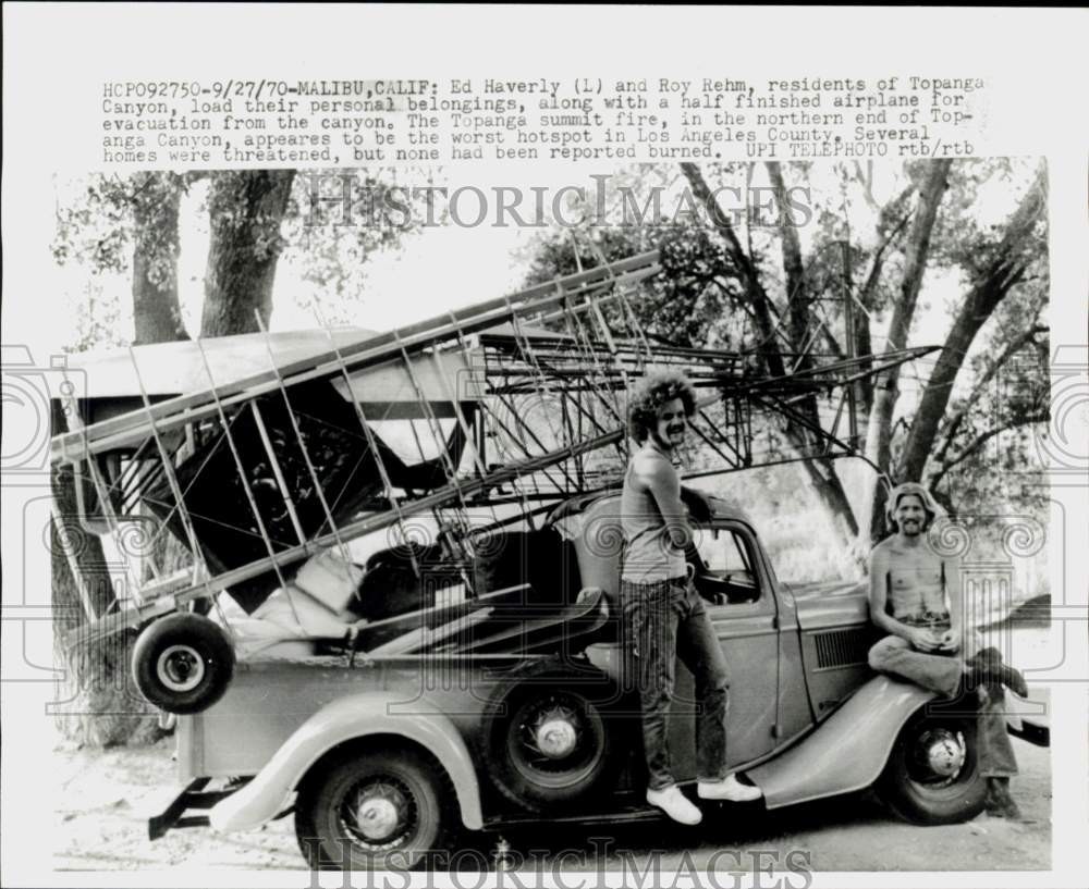 1970 Press Photo Residents load personal items on car at California fire zone