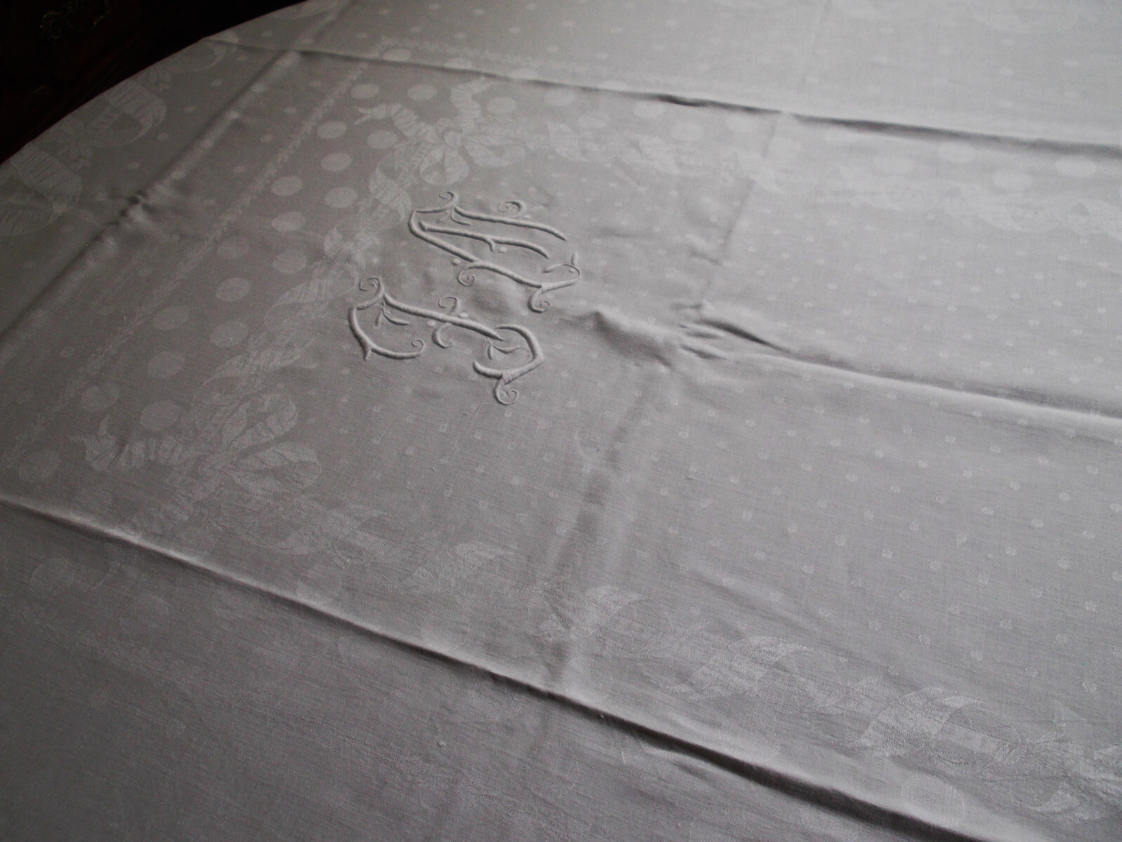 Table Set 20th Damask Pattern Applied Tablecloth 9 8/12ft x 5 6/12ft +12 Napkins