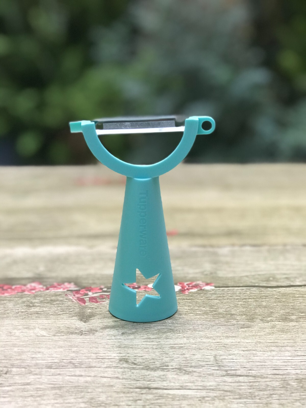 Tupperware – Vegetable Peeler – Aqua -very easy, useful and stylish