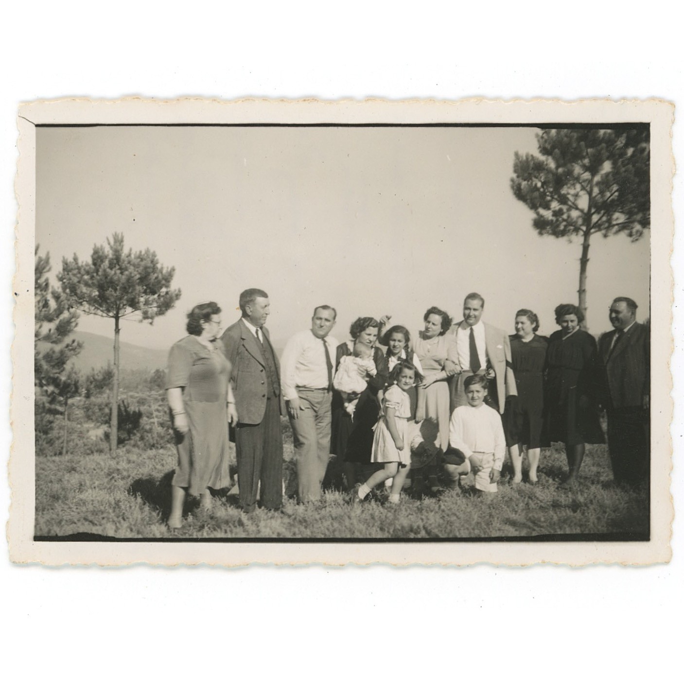 1948 Vintage B&W Family Group Photo Portuguese Hand Writing Deckle Edge