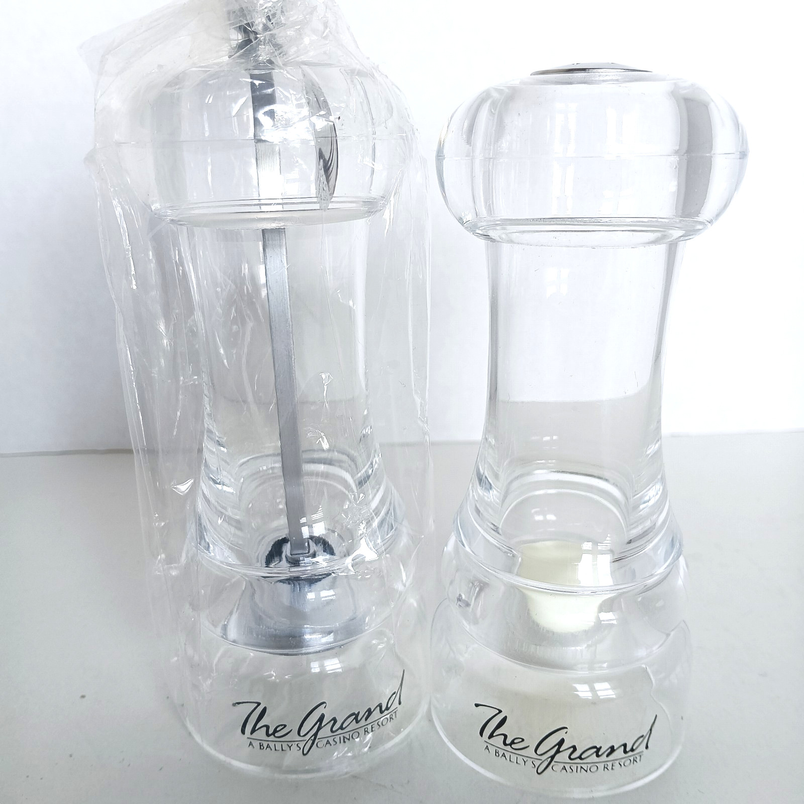 BALLYS “THE GRAND” CASINO RESORT 2 PC. LUCITE SALT SHAKER & PEPPER MILL NIB