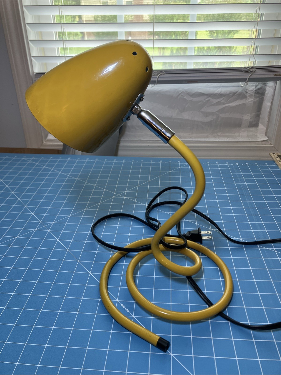 Postmodern revival Hebi replica retro Space Age yellow desk lamp spiral base