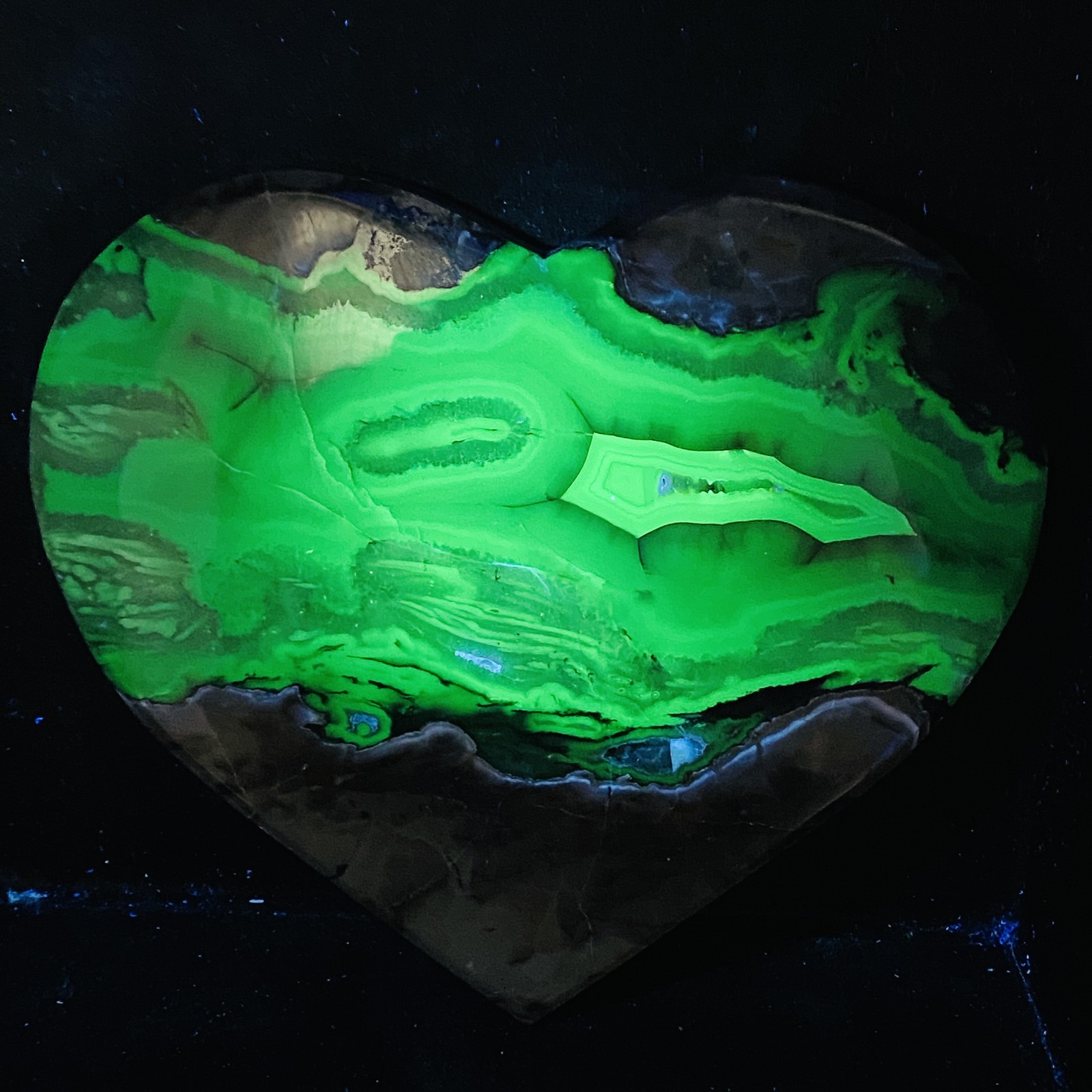Natural Rare Volcanic Agate Crystal Heart carving 4200G (UV reactive crystal)