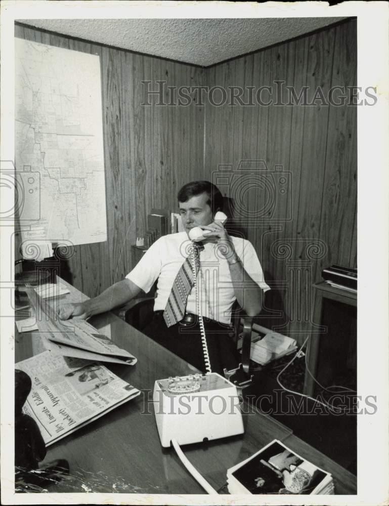 1972 Press Photo Pinellas County Commission candidate Pat Iley at his desk