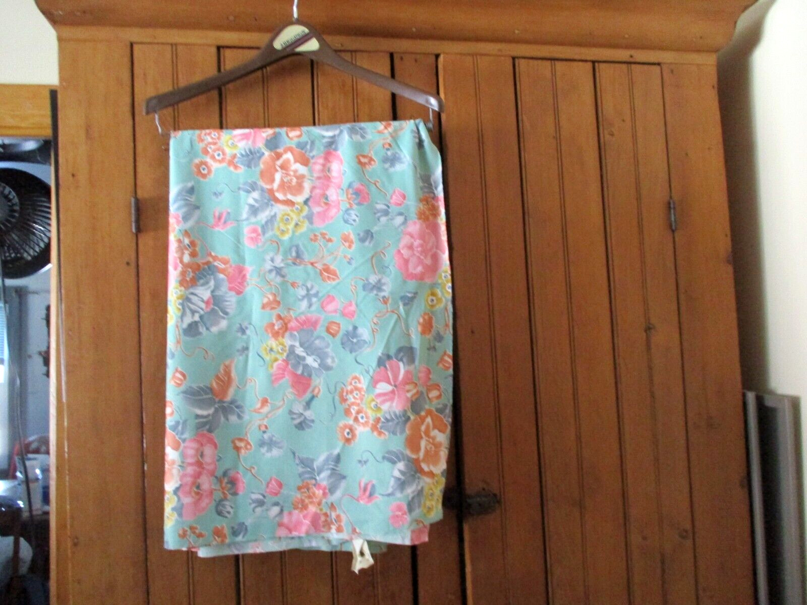 VINTAGE POLYESTER ?? STRETCHY MEDIUM WEIGHT FABRIC MATERIAL 2 YDS X 2 FT.