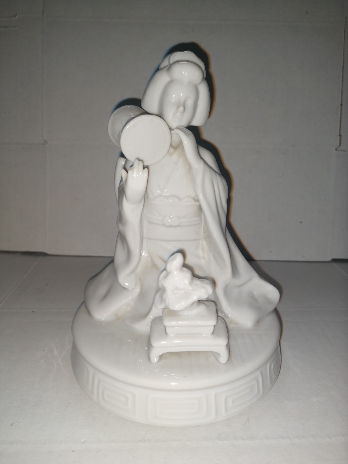 ROTATING MUSIC BOX – BLANC DE CHINE JAPANESE GEISHA WOMAN WITH DRUM (WORKS WELL)