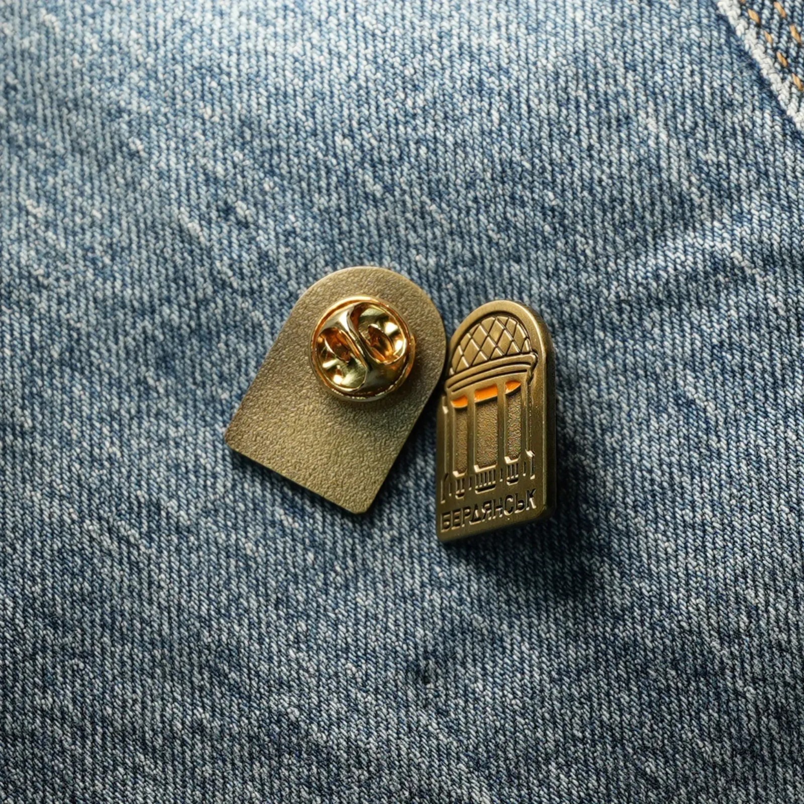 Ukraine – Бердянськ. Original Pins and Badges